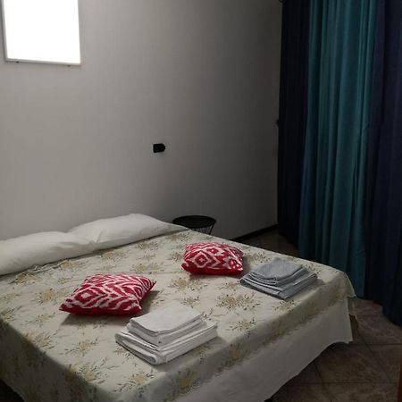 Lux Rho Fiera Panzió Lainate Kültér fotó